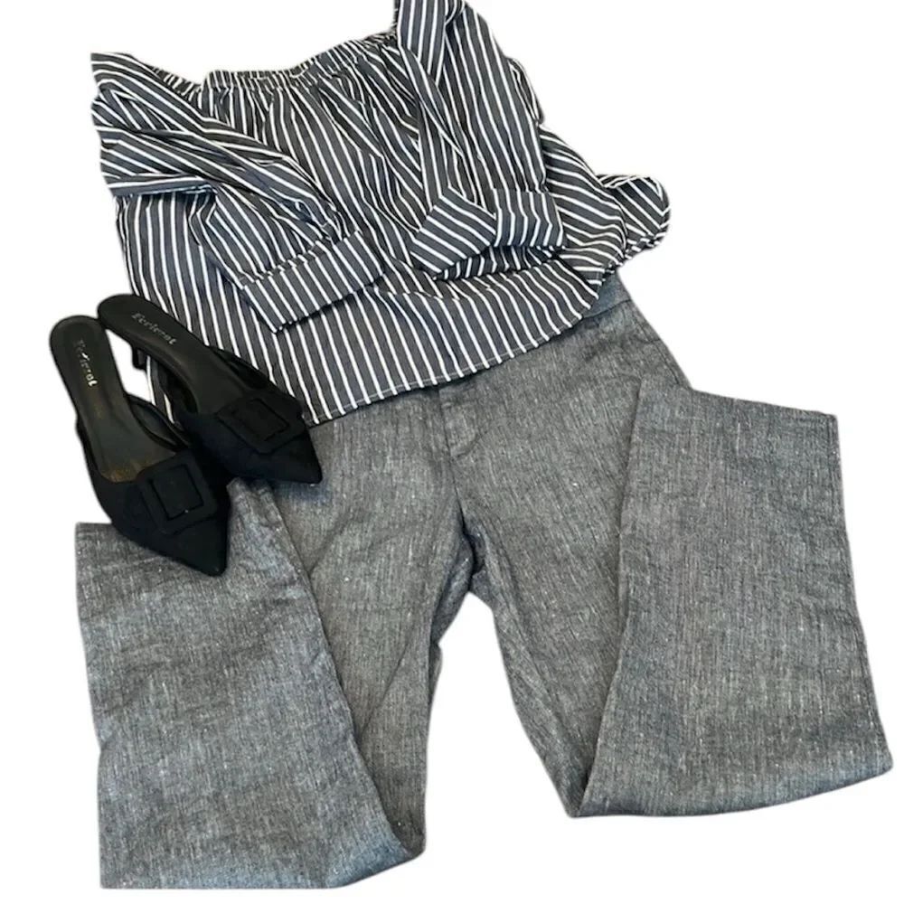 Active USA sz M grey & white stripped cuffed sleeve on off shoulder blouse EUC